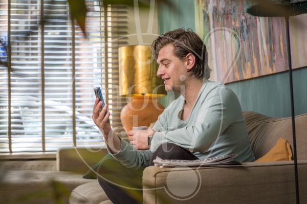 Man is aan het beeldbellen tijdens Coronacrisis