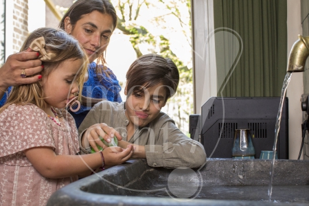 Samen handen wassen tijdens de Coronacrisis