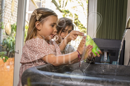 Samen handen wassen tijdens de Coronacrisis