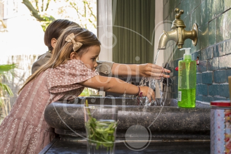 Samen handen wassen tijdens de Coronacrisis