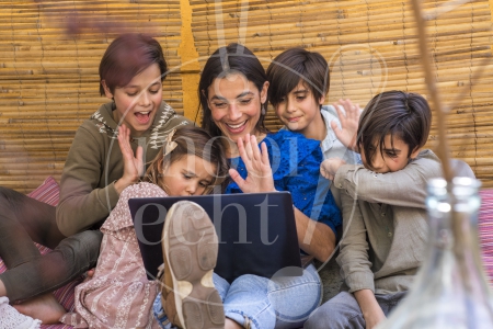 Moeder en kids aan het beeldbellen met familie tijdens de Coronacrisis