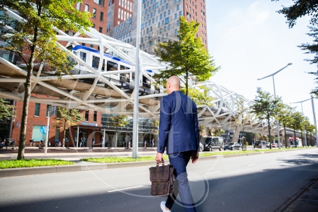 Zakenman loopt naar werk