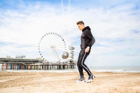 Jongen is aan het hooghouden met de Pier op de achtergrond