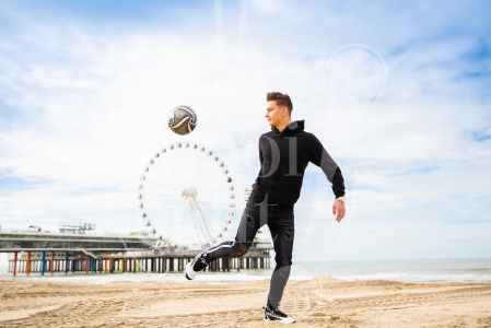 Jongen is aan het hooghouden met de Pier op de achtergrond