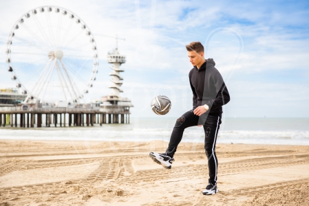 Jongen is aan het hooghouden met de Pier op de achtergrond