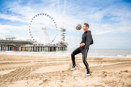 Jongen is aan het hooghouden met de Pier op de achtergrond