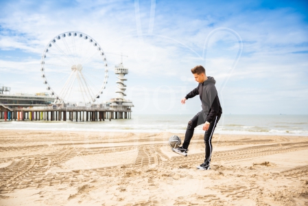 Jongen is aan het hooghouden met de Pier op de achtergrond