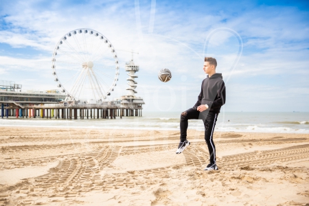 Jongen is aan het hooghouden met de Pier op de achtergrond