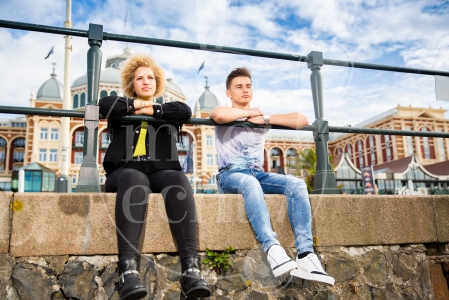 Samen zittend op de boulevard met Kurhaus op de achtergrond