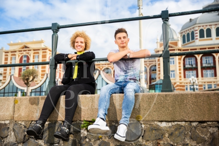 Samen zittend op de boulevard met Kurhaus op de achtergrond