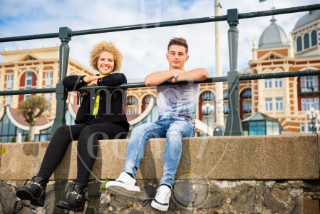 Samen zittend op de boulevard met Kurhaus op de achtergrond