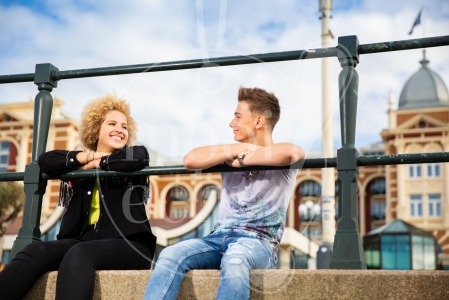 Samen zittend op de boulevard met Kurhaus op de achtergrond