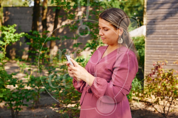 Vrouw op telefoon in vakantiepark 2