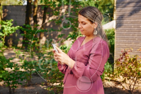 Vrouw op telefoon in vakantiepark 2