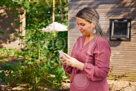 Vrouw op telefoon in vakantiepark 3