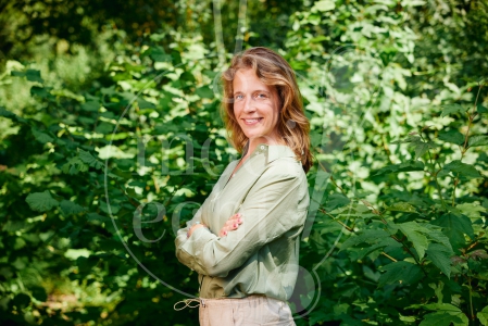 vrouw staat in het bos 1