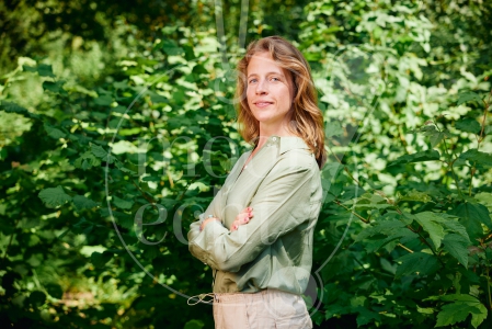 vrouw staat in het bos 2