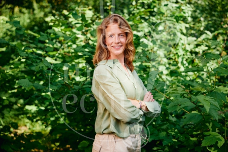 vrouw staat in het bos 3