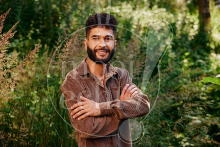 man staat in het bos 1