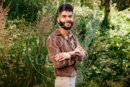 man staat in het bos 2