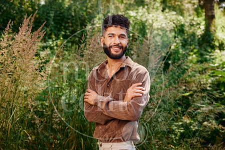 man staat in het bos 3