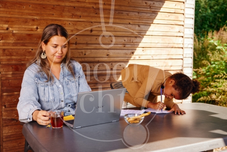 moeder en dochter samen thuiswerken 3