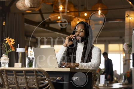 man werkt vanuit een restaurant 2