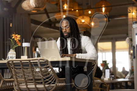 man werkt vanuit een restaurant 3