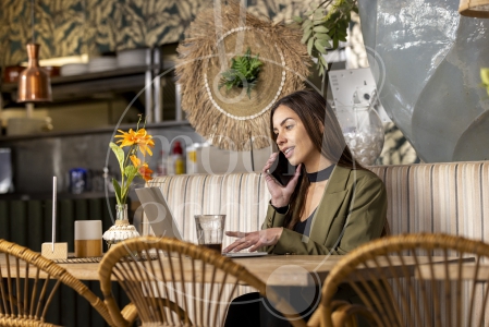 Vrouw werkt vanuit een restaurant 1