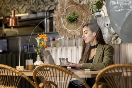 Vrouw werkt vanuit een restaurant 2