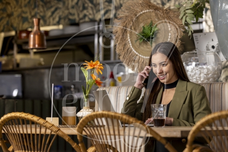 Vrouw werkt vanuit een restaurant 4