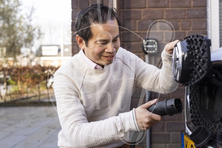 man laad elektrische auto 2