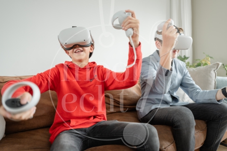 vrienden spelen met VR-brillen 1