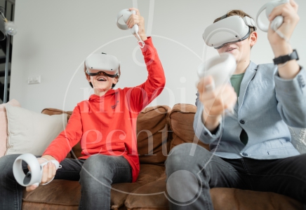 vrienden spelen met VR-brillen 3