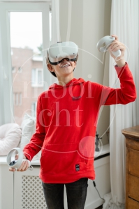 jongen speelt met VR-bril 1