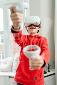 jongen speelt met VR-bril 3