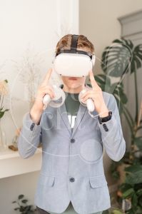 jongen speelt met VR-bril 1