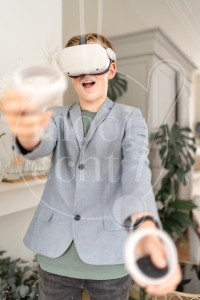 jongen speelt met VR-bril 3