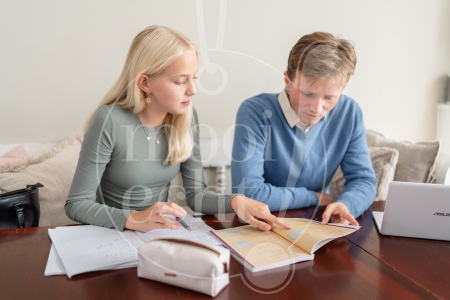 vader en dochter maken samen huiswerk 1