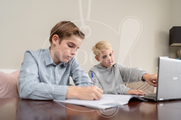 Broers maken samen huiswerk 1