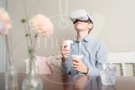 jongen speelt met VR-bril aan tafel 2