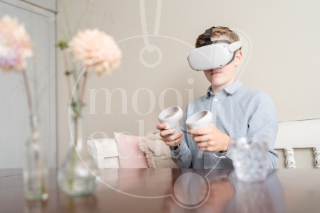 jongen speelt met VR-bril aan tafel 3