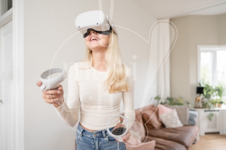 Meisje speelt met VR-bril 1