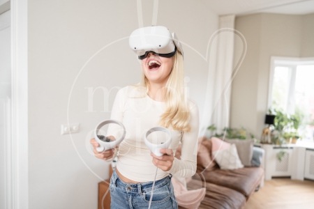 Meisje speelt met VR-bril 2