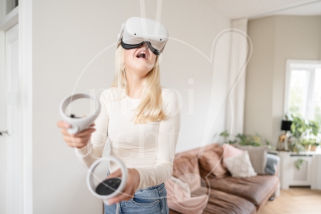 Meisje speelt met VR-bril 3