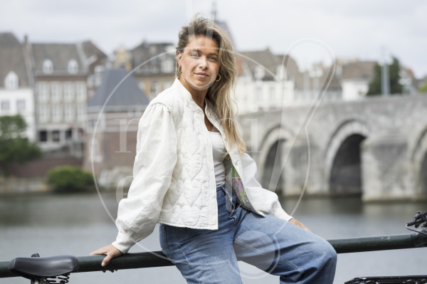 Vrouw zit op een reling 2