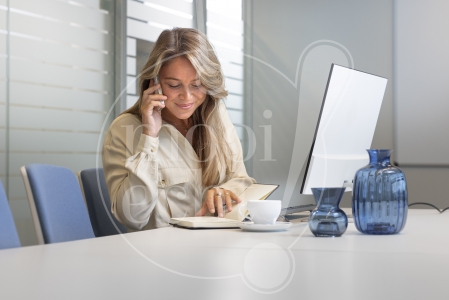 vrouw werkt op kantoor 1