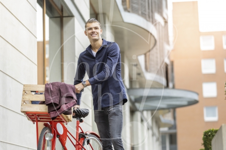 man loopt met fiets 3