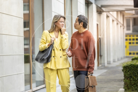 overleg buiten tussen een man en vrouw 1