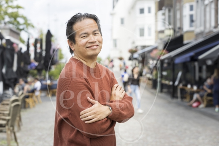 man poseert centrum maastricht